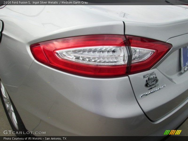 Ingot Silver Metallic / Medium Earth Gray 2016 Ford Fusion S