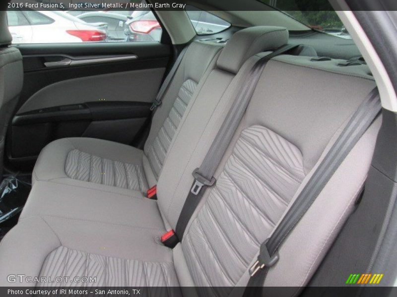 Ingot Silver Metallic / Medium Earth Gray 2016 Ford Fusion S