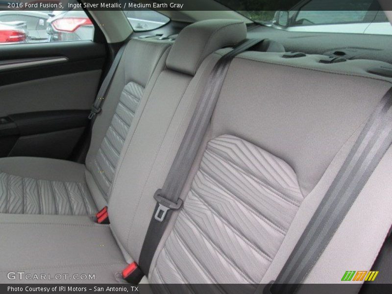 Ingot Silver Metallic / Medium Earth Gray 2016 Ford Fusion S