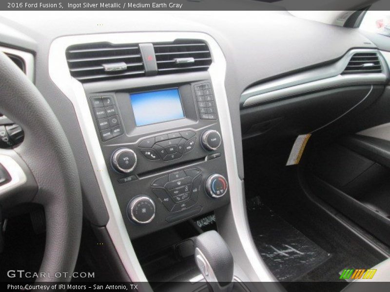 Ingot Silver Metallic / Medium Earth Gray 2016 Ford Fusion S