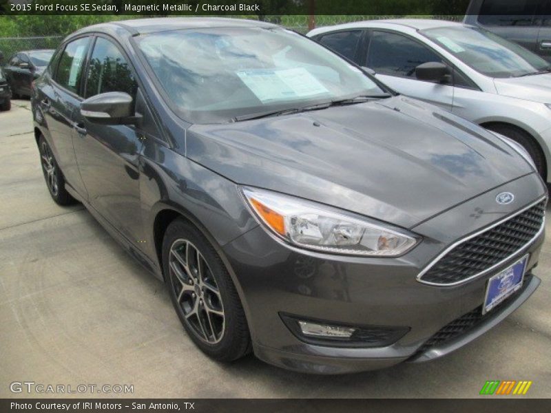 Magnetic Metallic / Charcoal Black 2015 Ford Focus SE Sedan