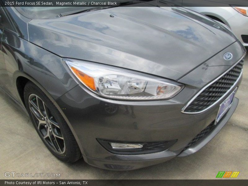 Magnetic Metallic / Charcoal Black 2015 Ford Focus SE Sedan