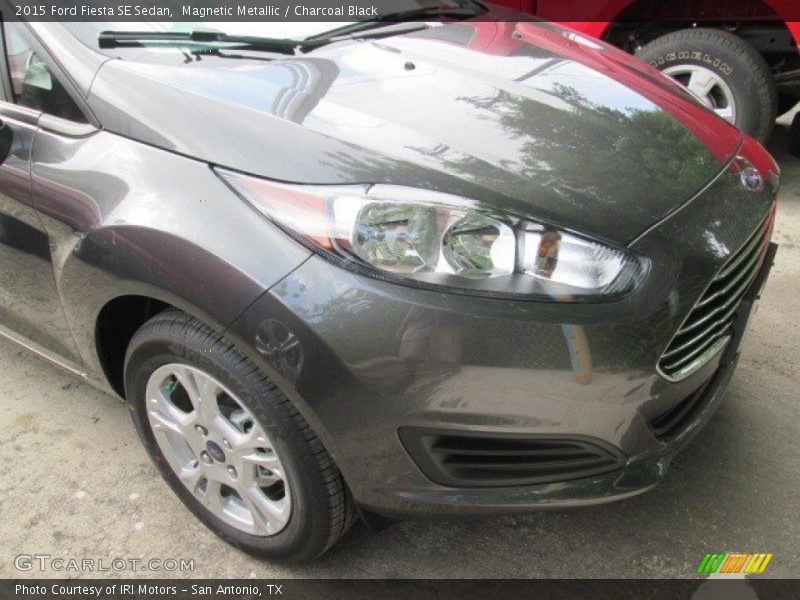 Magnetic Metallic / Charcoal Black 2015 Ford Fiesta SE Sedan