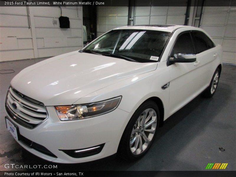 Front 3/4 View of 2015 Taurus Limited