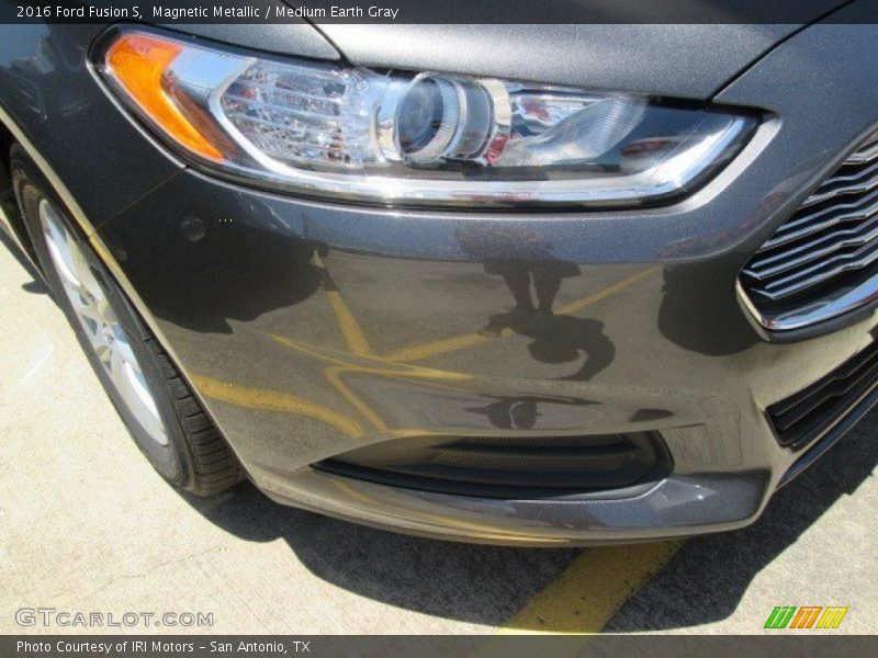 Magnetic Metallic / Medium Earth Gray 2016 Ford Fusion S