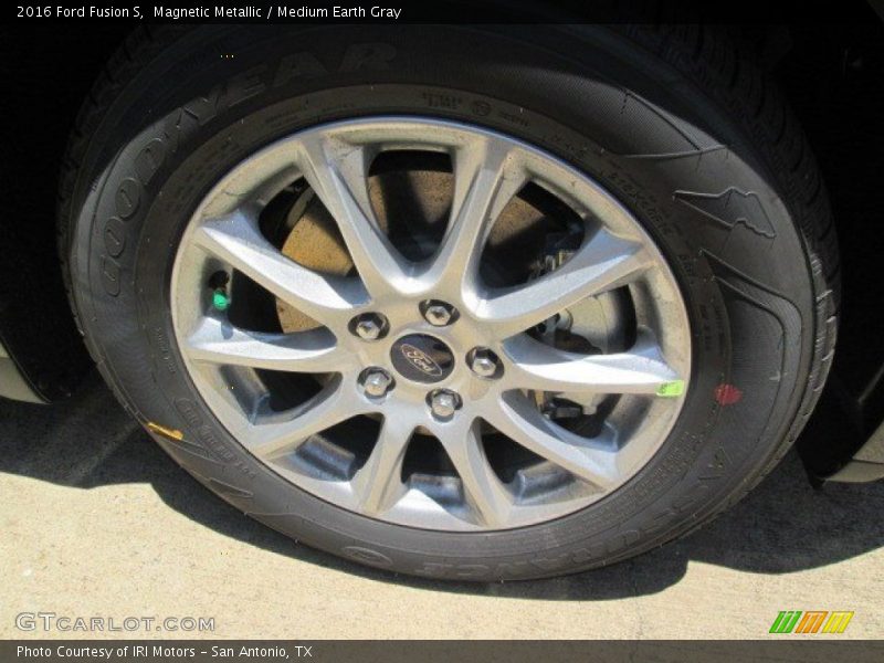 Magnetic Metallic / Medium Earth Gray 2016 Ford Fusion S