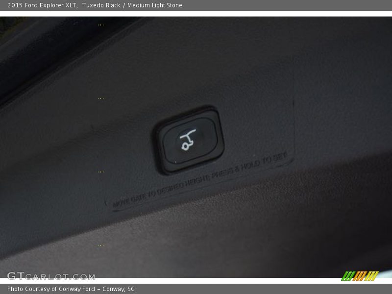 Tuxedo Black / Medium Light Stone 2015 Ford Explorer XLT