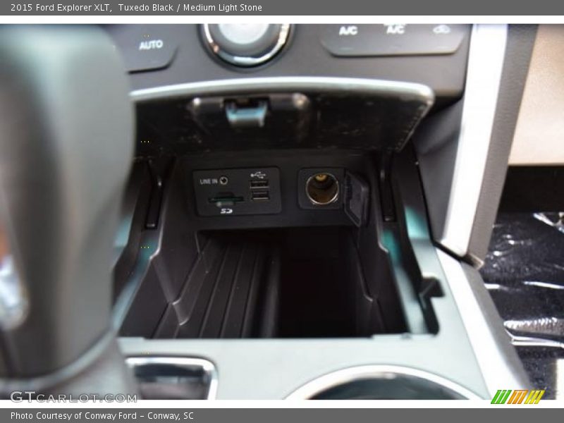 Tuxedo Black / Medium Light Stone 2015 Ford Explorer XLT