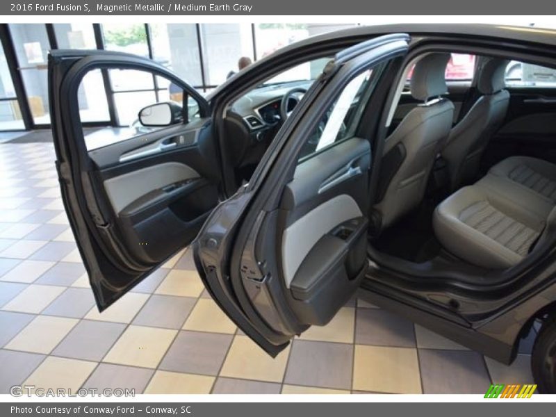 Magnetic Metallic / Medium Earth Gray 2016 Ford Fusion S