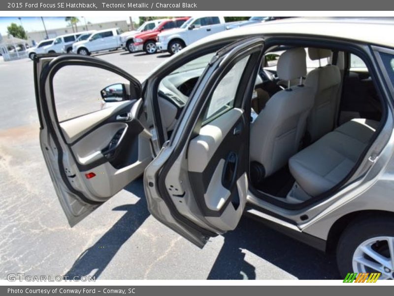 Tectonic Metallic / Charcoal Black 2015 Ford Focus SE Hatchback