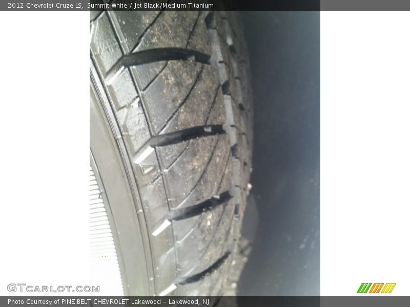Summit White / Jet Black/Medium Titanium 2012 Chevrolet Cruze LS