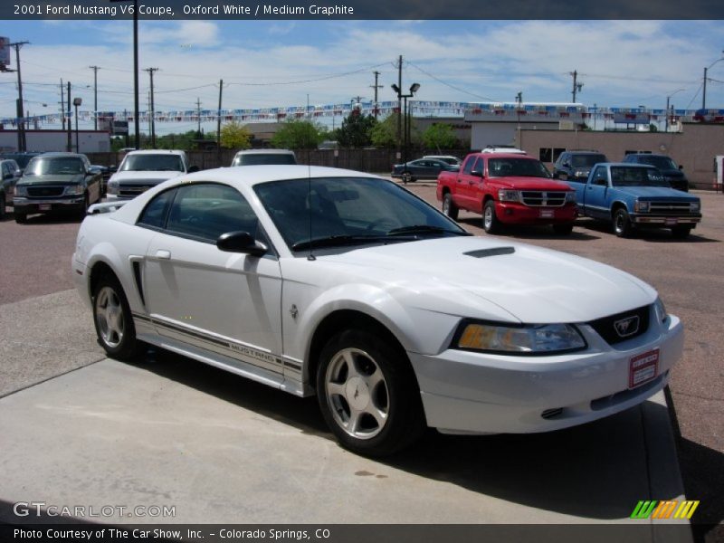 Oxford White / Medium Graphite 2001 Ford Mustang V6 Coupe