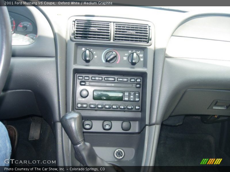 Oxford White / Medium Graphite 2001 Ford Mustang V6 Coupe