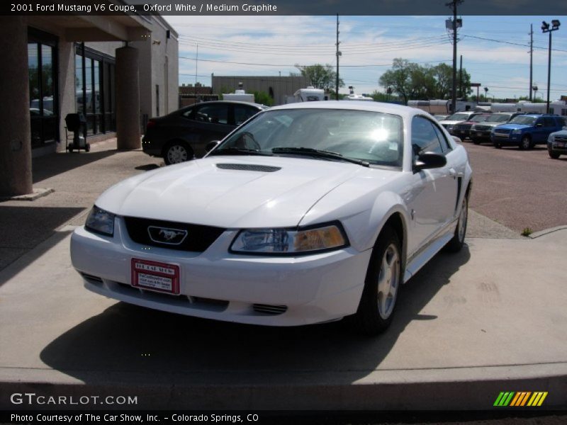 Oxford White / Medium Graphite 2001 Ford Mustang V6 Coupe