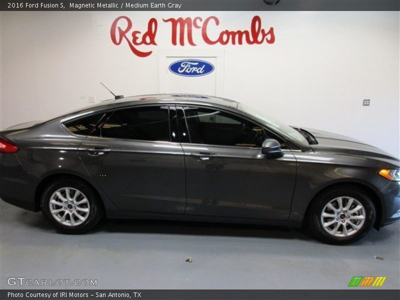 Magnetic Metallic / Medium Earth Gray 2016 Ford Fusion S