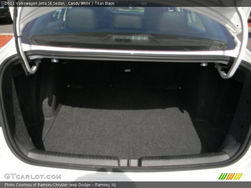 Candy White / Titan Black 2011 Volkswagen Jetta SE Sedan