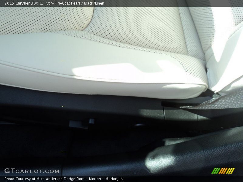 Ivory Tri-Coat Pearl / Black/Linen 2015 Chrysler 300 C