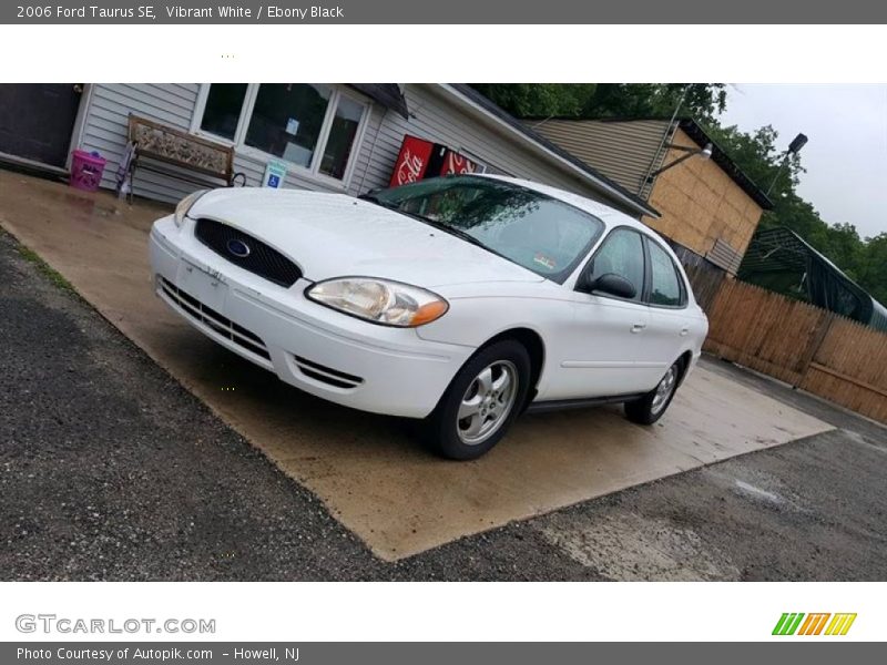 Vibrant White / Ebony Black 2006 Ford Taurus SE