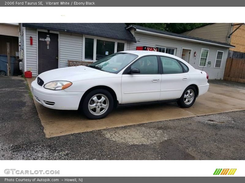 Vibrant White / Ebony Black 2006 Ford Taurus SE