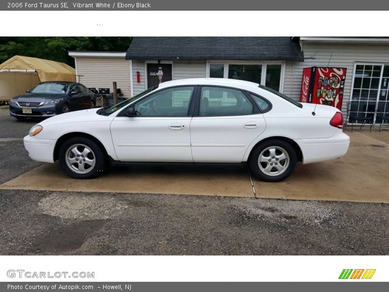 Vibrant White / Ebony Black 2006 Ford Taurus SE