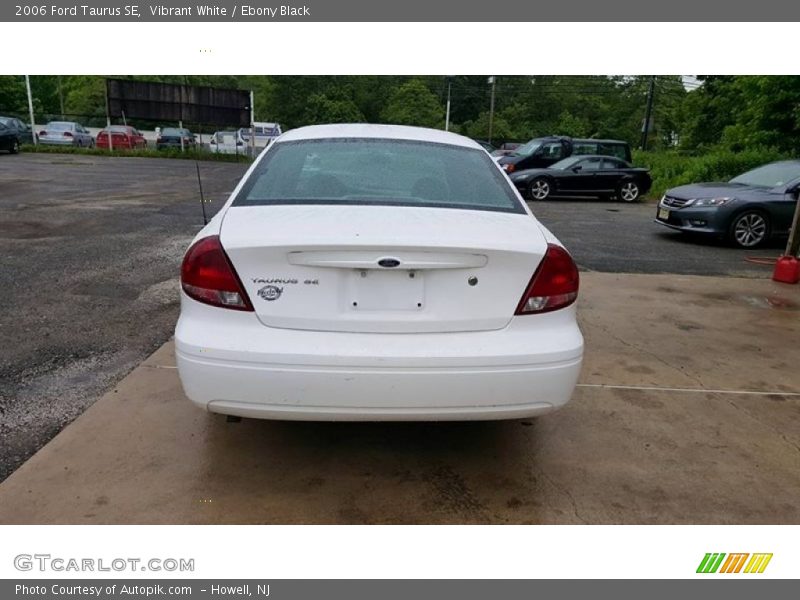 Vibrant White / Ebony Black 2006 Ford Taurus SE