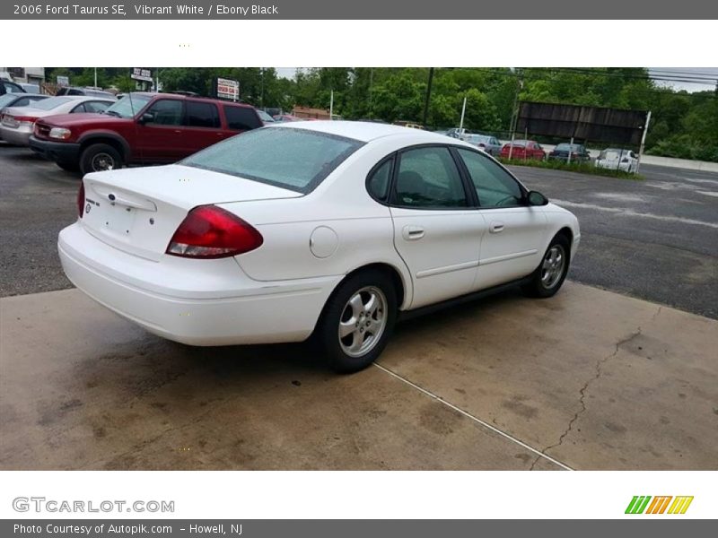 Vibrant White / Ebony Black 2006 Ford Taurus SE