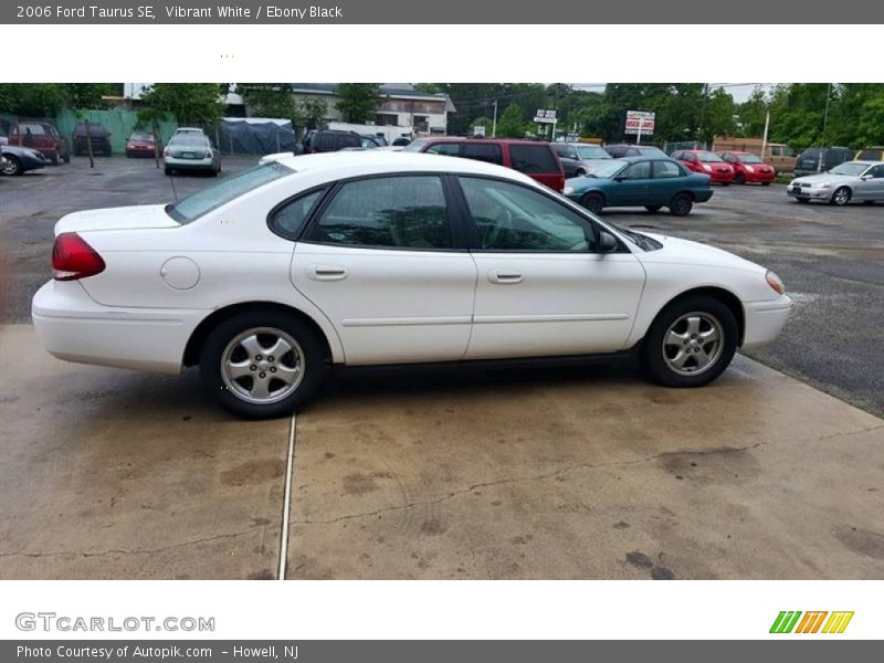 Vibrant White / Ebony Black 2006 Ford Taurus SE