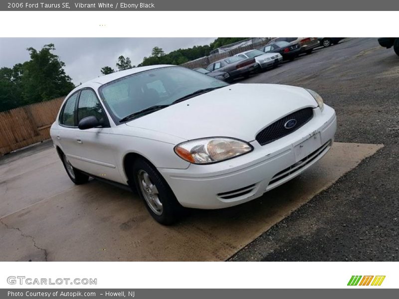 Vibrant White / Ebony Black 2006 Ford Taurus SE