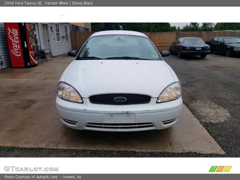 Vibrant White / Ebony Black 2006 Ford Taurus SE