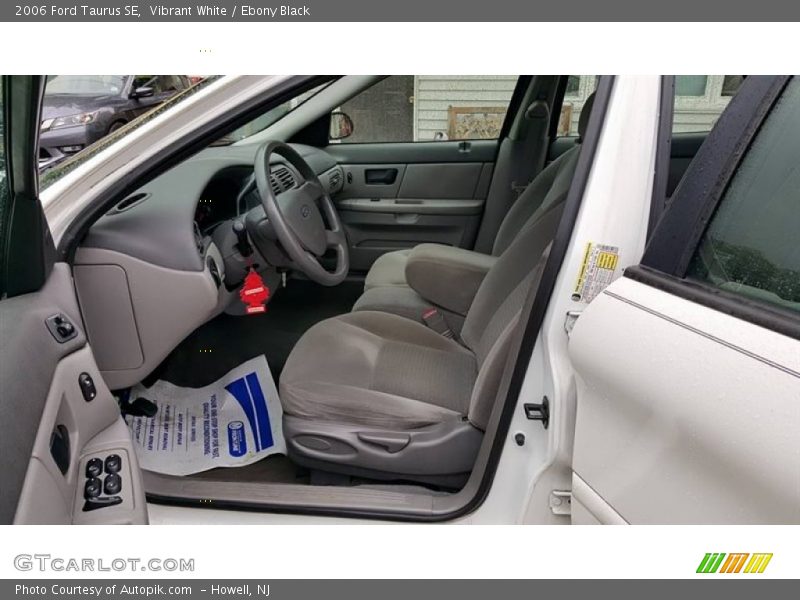 Vibrant White / Ebony Black 2006 Ford Taurus SE