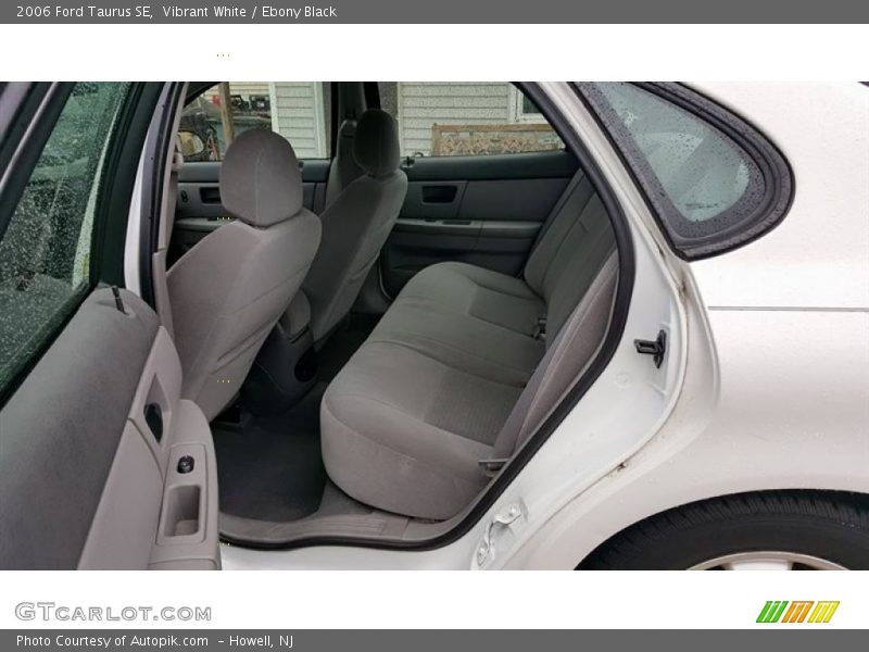 Vibrant White / Ebony Black 2006 Ford Taurus SE