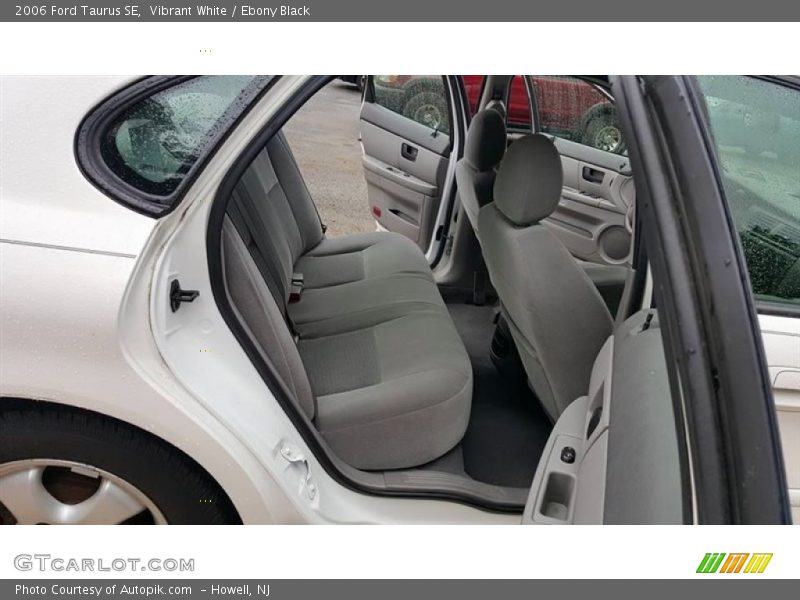 Vibrant White / Ebony Black 2006 Ford Taurus SE