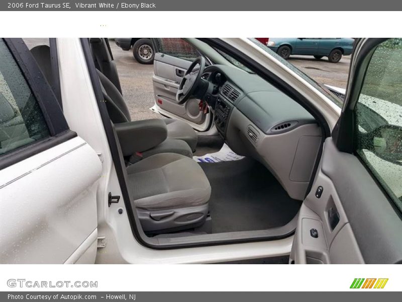 Vibrant White / Ebony Black 2006 Ford Taurus SE