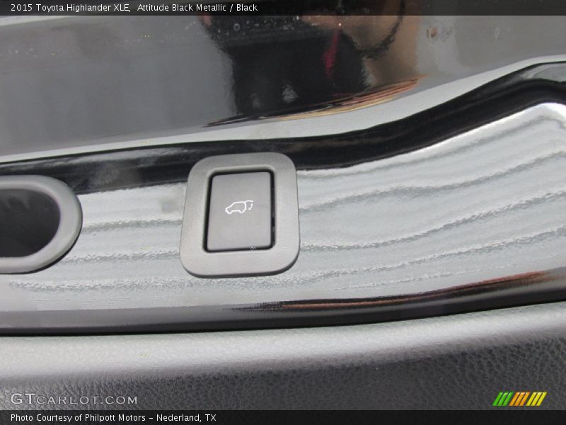 Attitude Black Metallic / Black 2015 Toyota Highlander XLE