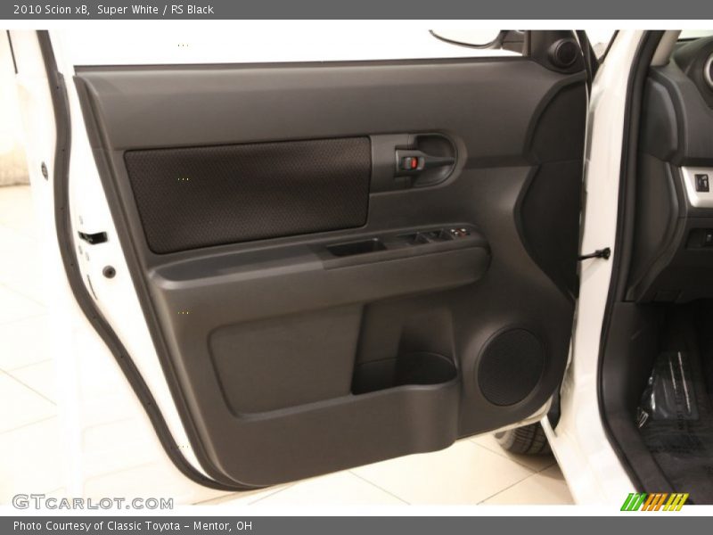 Super White / RS Black 2010 Scion xB