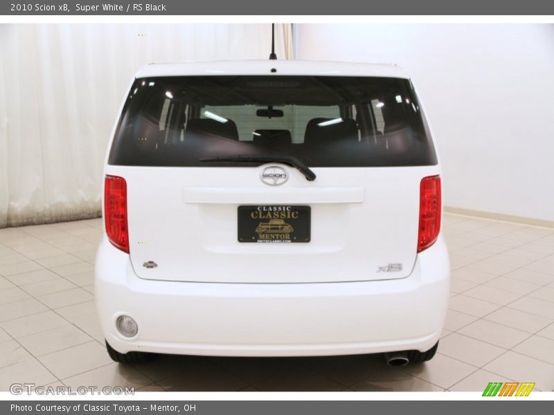 Super White / RS Black 2010 Scion xB