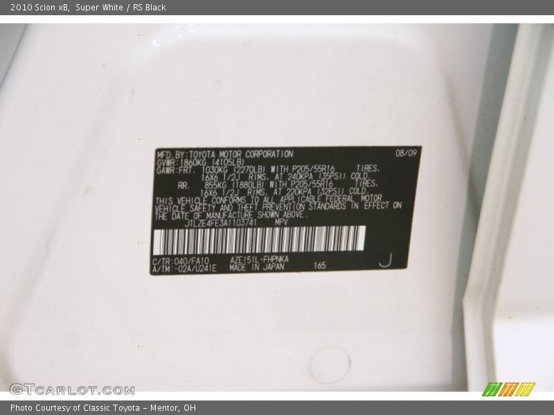 Super White / RS Black 2010 Scion xB
