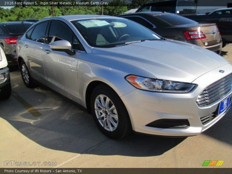 Ingot Silver Metallic / Medium Earth Gray 2016 Ford Fusion S