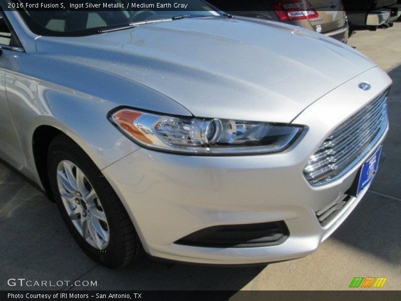 Ingot Silver Metallic / Medium Earth Gray 2016 Ford Fusion S