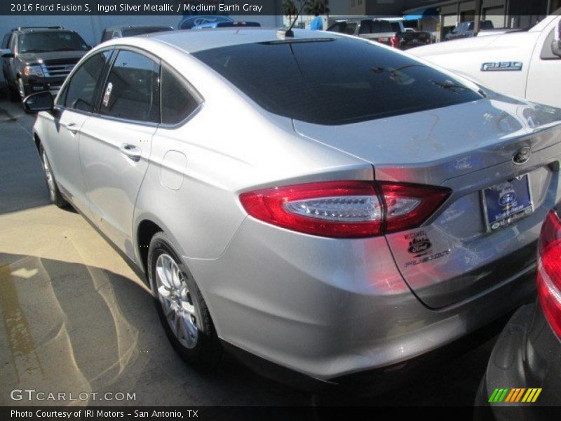 Ingot Silver Metallic / Medium Earth Gray 2016 Ford Fusion S