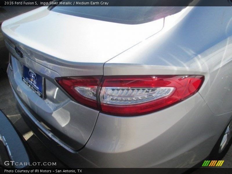 Ingot Silver Metallic / Medium Earth Gray 2016 Ford Fusion S