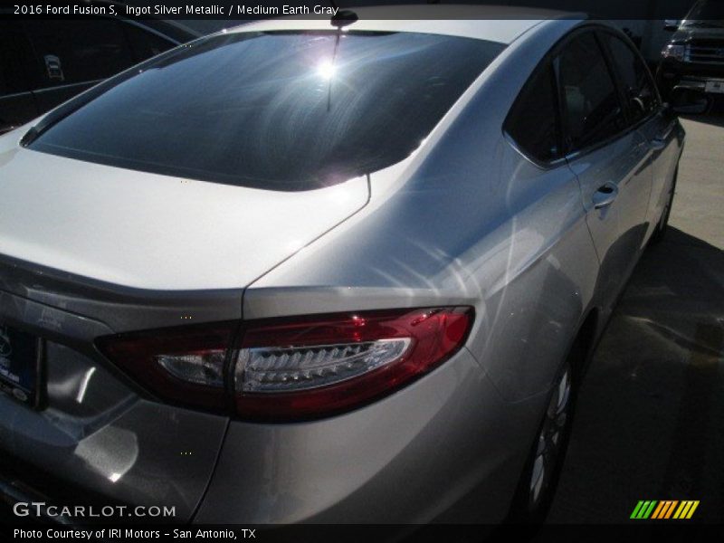 Ingot Silver Metallic / Medium Earth Gray 2016 Ford Fusion S