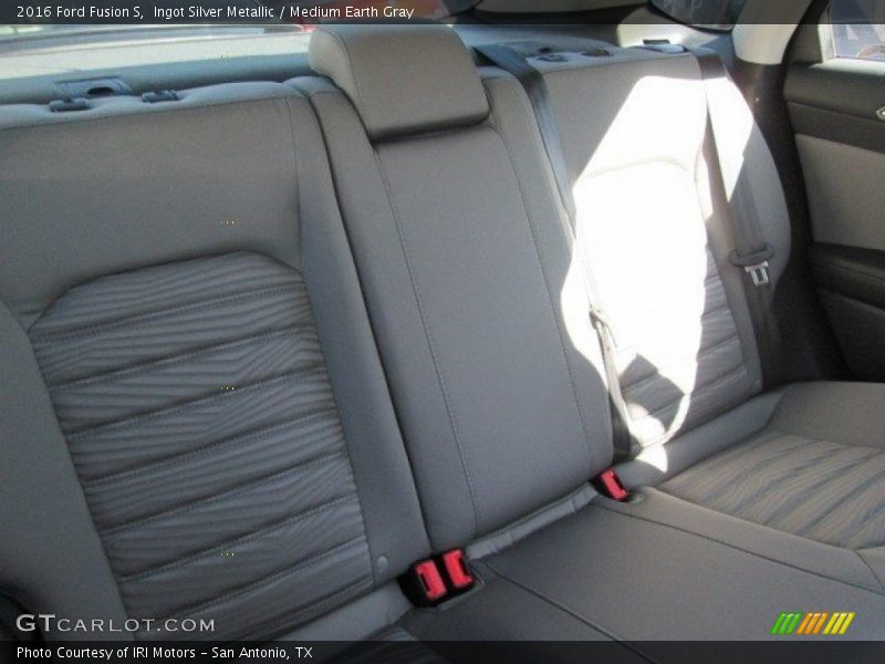 Ingot Silver Metallic / Medium Earth Gray 2016 Ford Fusion S