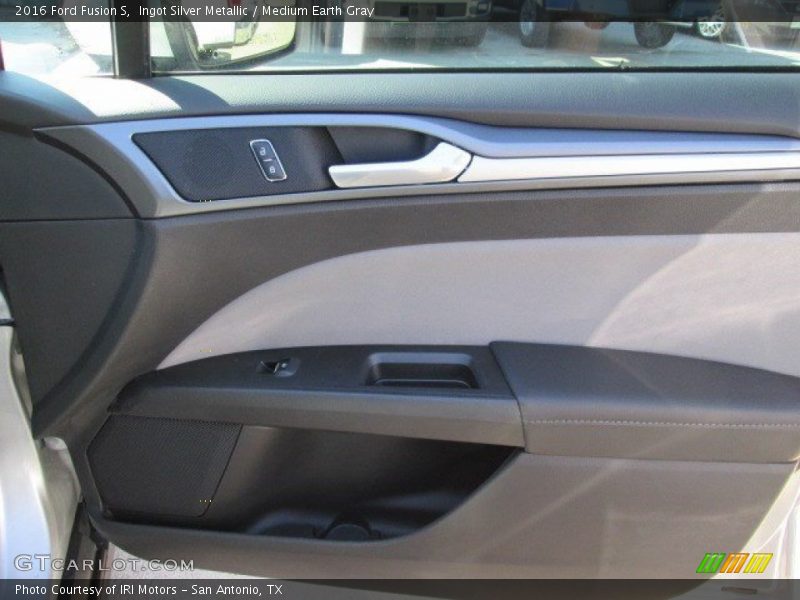 Ingot Silver Metallic / Medium Earth Gray 2016 Ford Fusion S