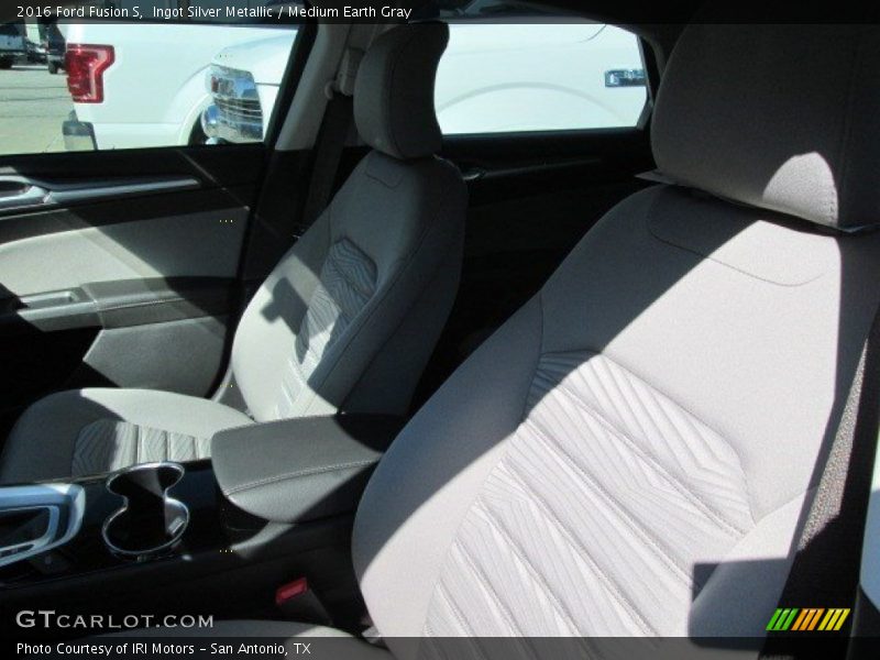 Ingot Silver Metallic / Medium Earth Gray 2016 Ford Fusion S