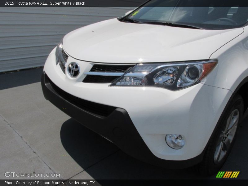 Super White / Black 2015 Toyota RAV4 XLE