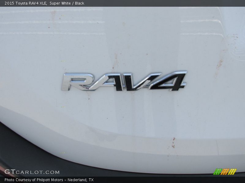 Super White / Black 2015 Toyota RAV4 XLE