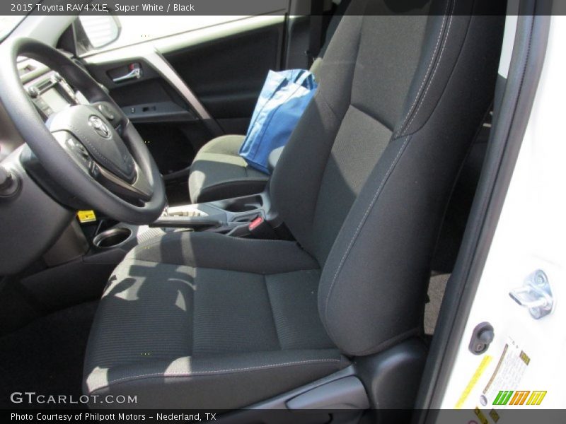 Super White / Black 2015 Toyota RAV4 XLE