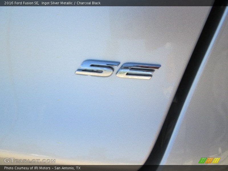 Ingot Silver Metallic / Charcoal Black 2016 Ford Fusion SE