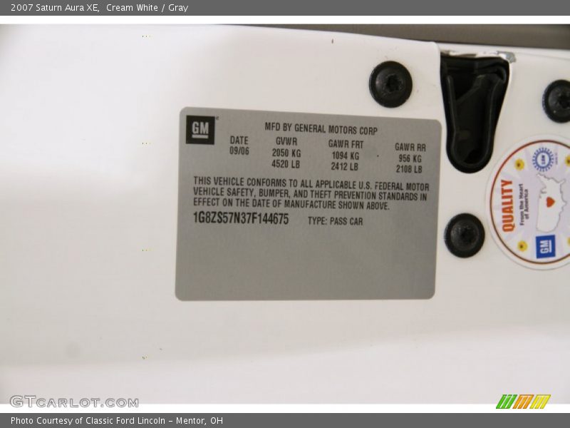 Cream White / Gray 2007 Saturn Aura XE
